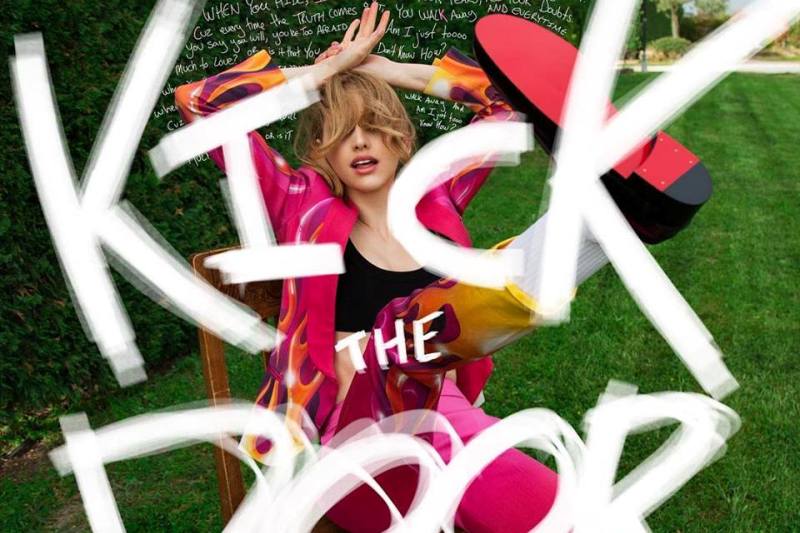 Betta Lemme Kick The Door Mit Energiegeladener Power
