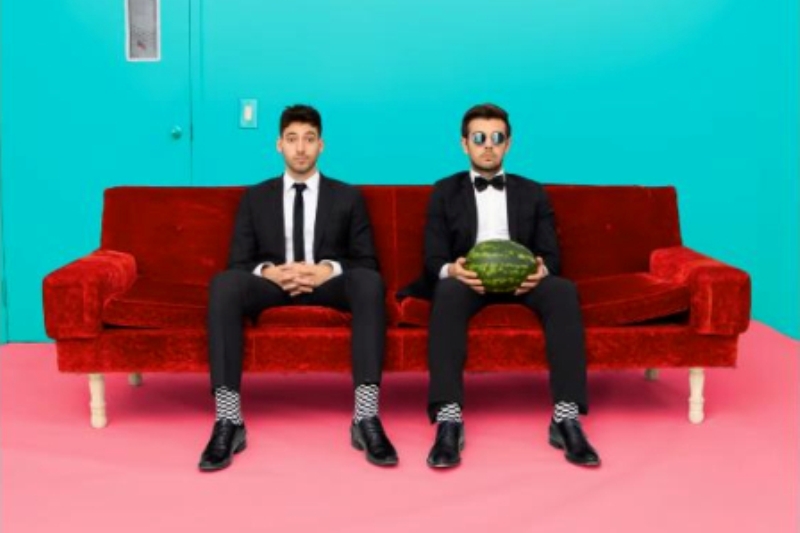 Crash Adams Bei „Too Hot To Touch“ kriegt man „sexy“ UND „schlau